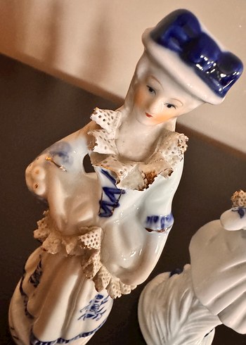 Beyaz ve Lacivert Detaylı Porselen Figürin Seti - Görsel 6