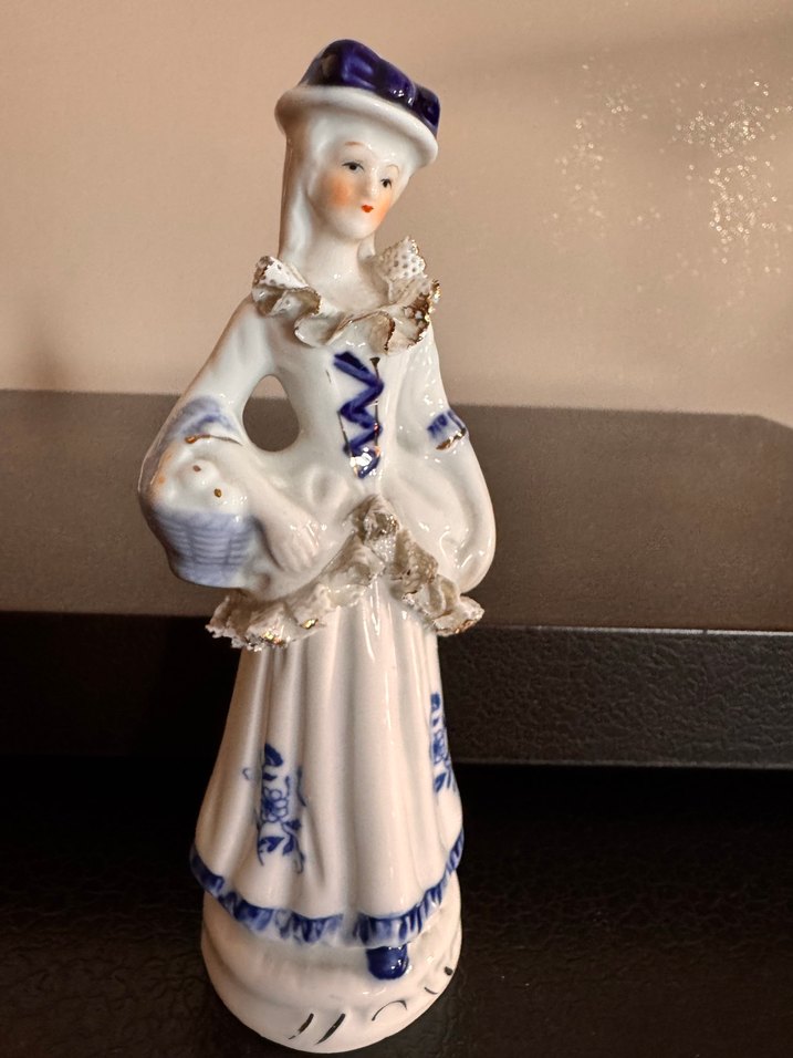 Beyaz ve Lacivert Detaylı Porselen Figürin Seti - Görsel 2