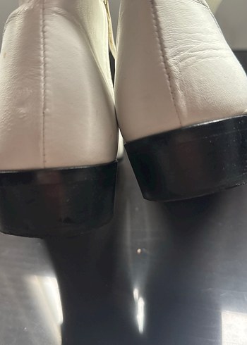 Zara Beyaz orjinal Deri Sivri Burunlu Çivili Bot - Görsel 3