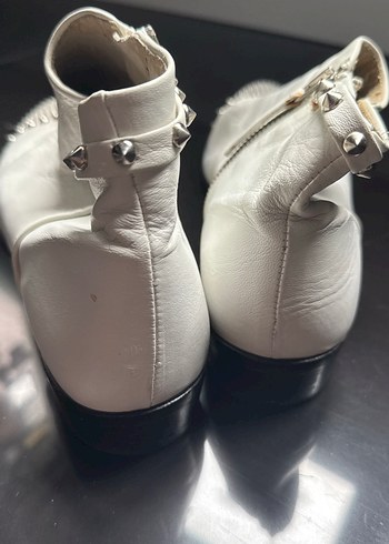 Zara Beyaz orjinal Deri Sivri Burunlu Çivili Bot - Görsel 2