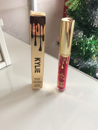 Kylie Cosmetics Kylie birtday likit mat ruj 