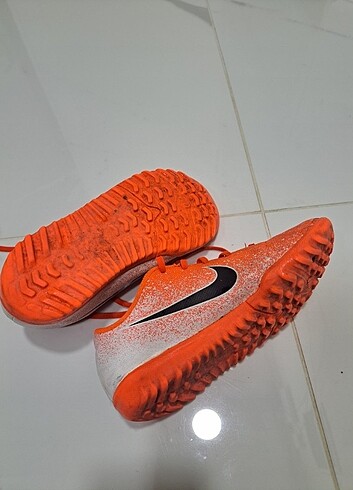 31 Beden turuncu Renk Nike futbol ayakkabisi