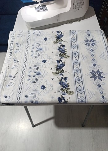 Beyaz mavi çiçekli nevresim