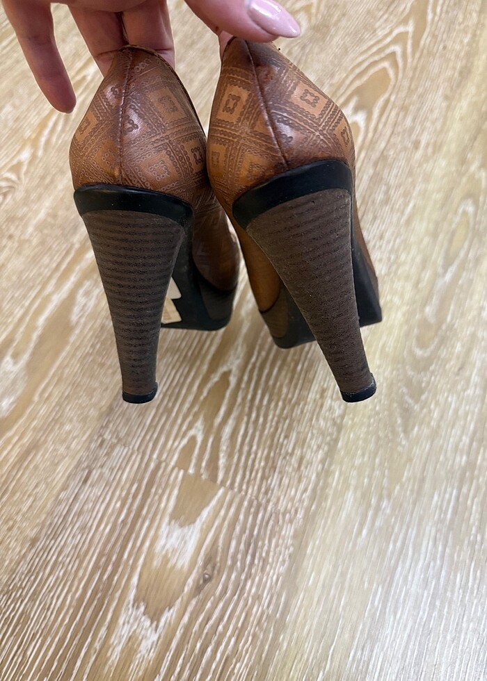 Kahverengi topuklu ayakkabı - Görsel 4