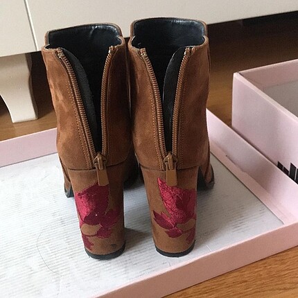 Elle Taba Rengi İşlemeli Topuklu Bot - Görsel 2