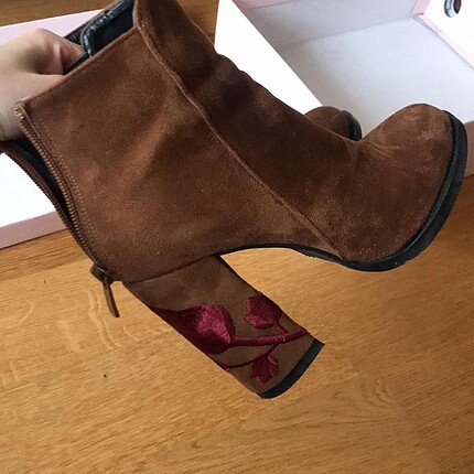 Elle Taba Rengi İşlemeli Topuklu Bot - Görsel 3