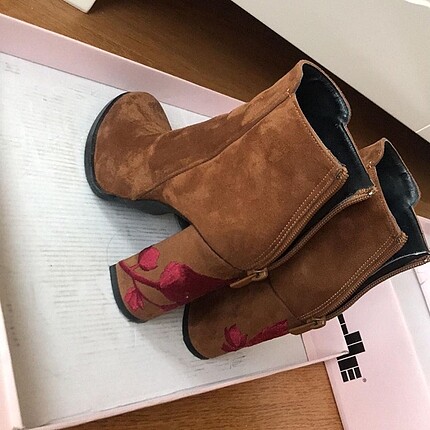 Elle Taba Rengi İşlemeli Topuklu Bot - Görsel 4