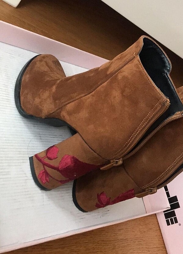 Elle Taba Rengi İşlemeli Topuklu Bot - Görsel 4