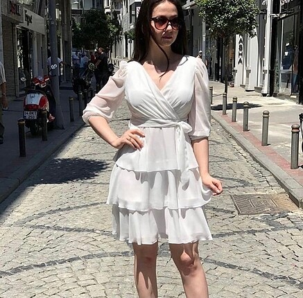 Tül Detaylı Astarlı Kısa Elbise