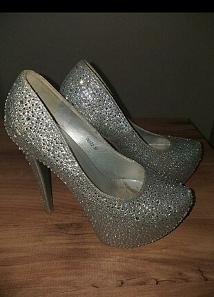 gümüş renk taşlı topuklu ayakkabı