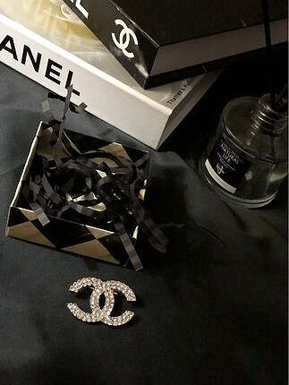 CHANEL broş