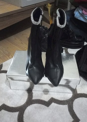 36 Beden Siyah Deri Tokalı Stiletto Topuklu Botlar