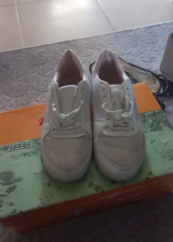 Beyaz Kadın Dolgu Topuklu Spor Ayakkabı