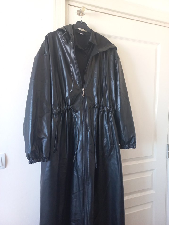 Uzun Siyah Deri Gotik Kadın Yağmurluk - Görsel 2