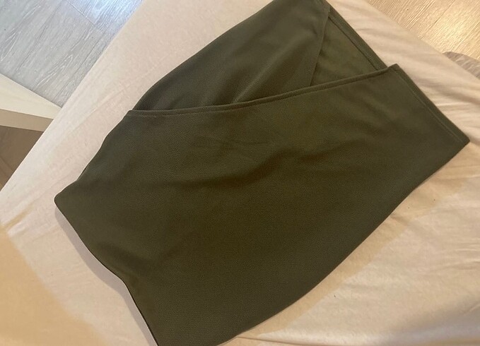 Bershka yeşil mini yırtmaçlı etek