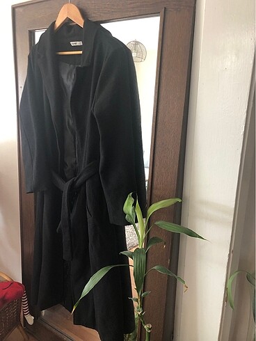 Bershka uzun siyah kemerli kaban