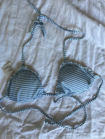 Mavi çizgili bikini üstü