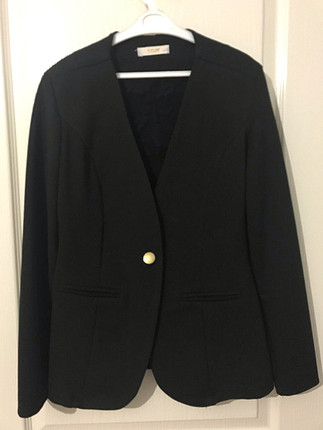 Diğer Siyah blazer ceket içinde dantel detayı vardır 