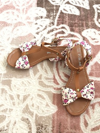 Çiçekli sandalet