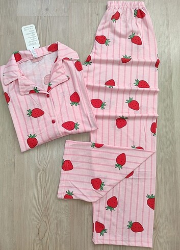 Çilekli pijama takımı önden düğmeli 