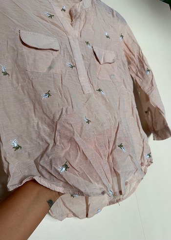 Pembe Nakışlı V Yaka Düğmeli Kadın Gömlek - Görsel 4
