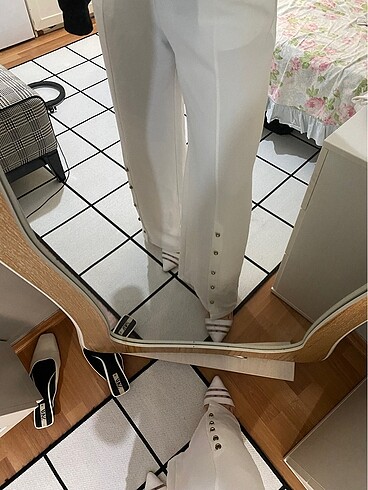 Beyaz taş detaylı pantolon