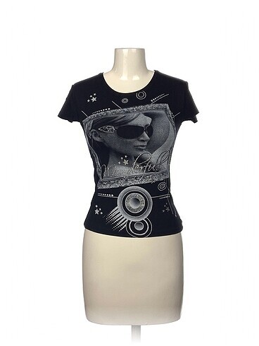 Diğer T-shirt %70 İndirimli.