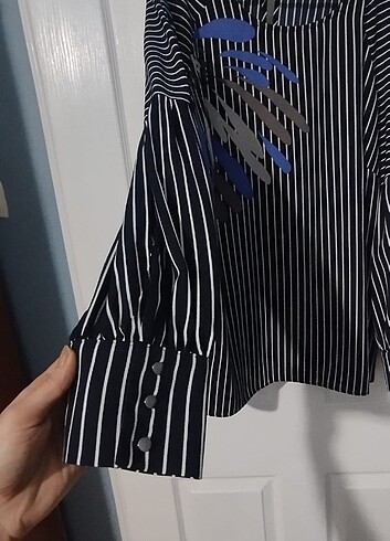 Bluz mavi desen ve kol detayli