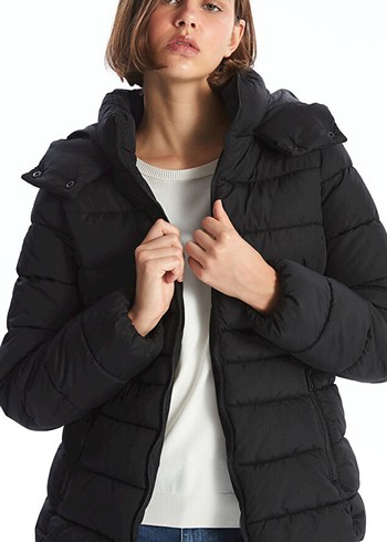 Siyah Kapüşonlu Kadın Kış Montu - Görsel 3