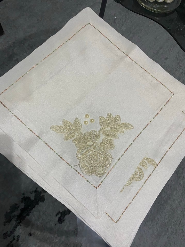 Nakışlı Beyaz Gri Masa Örtüsü - Görsel 2