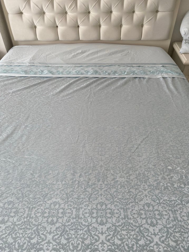 Yeşil Nakışlı Beyaz Yatak Örtüsü - Görsel 2