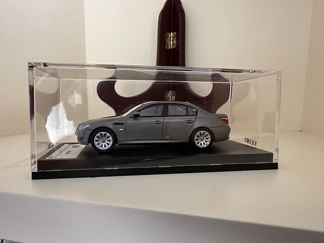 1/64 BMW E60 M5