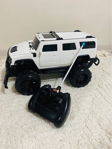 Uzaktan kumandalı jeep
