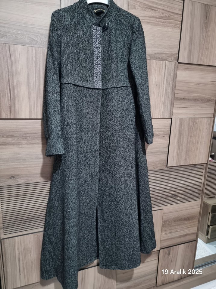 Gri Nakışlı Uzun Yün Kaban - Görsel 4