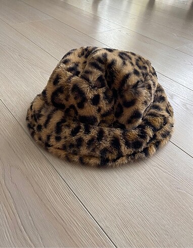 Mango Leopar desenli peluş şapka