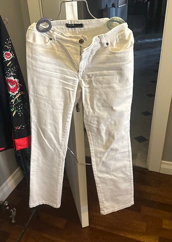 Beyaz Kadın Kemerli Dar Kesim Kot Pantolon