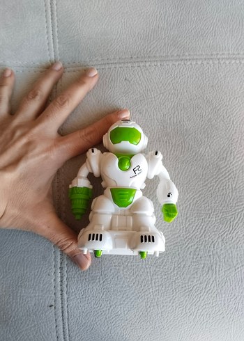 Beyaz ve Yeşil Renkli Robot Figür - Görsel 3