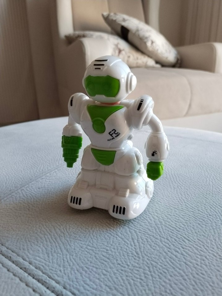 Beyaz ve Yeşil Renkli Robot Figür - Görsel 2