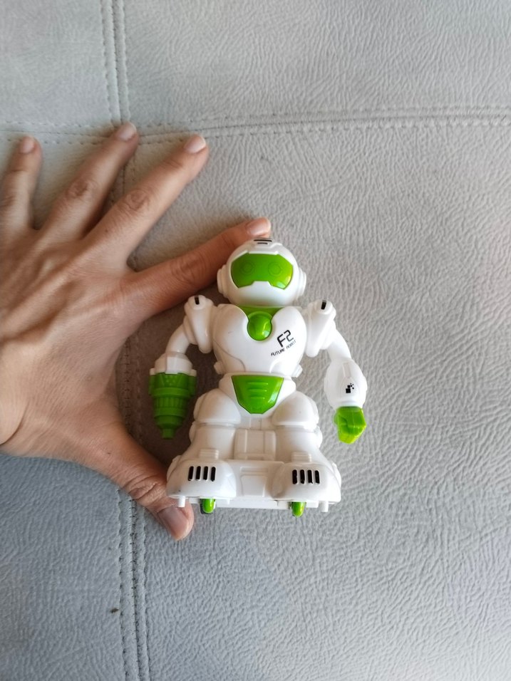 Beyaz ve Yeşil Renkli Robot Figür - Görsel 3