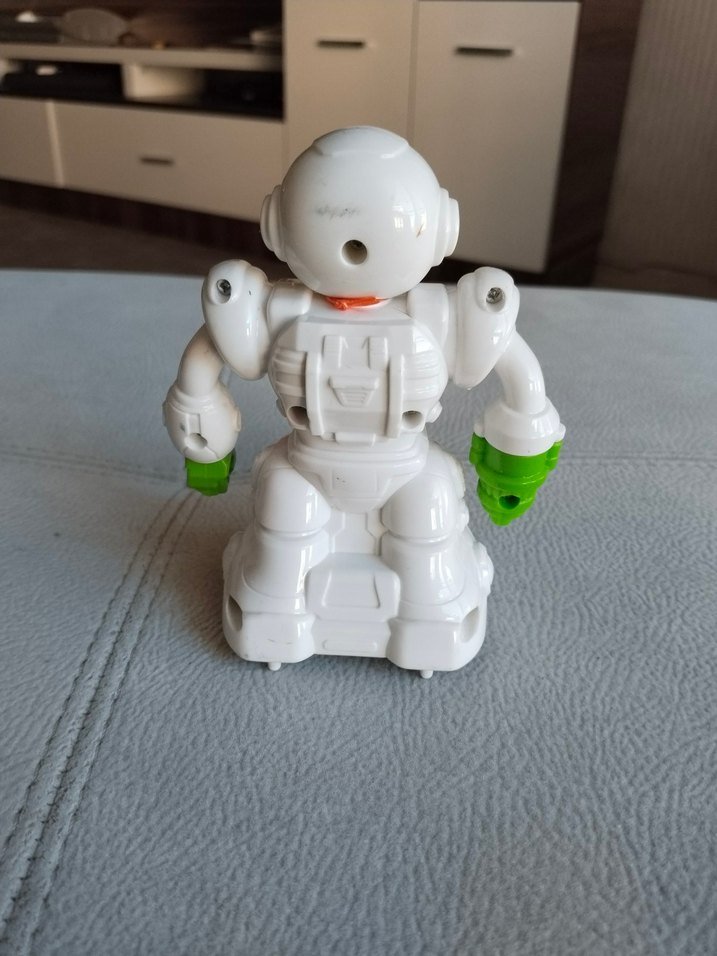 Beyaz ve Yeşil Renkli Robot Figür - Görsel 4