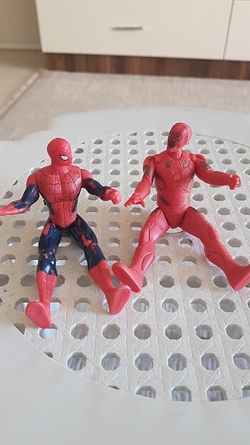  Beden spider man ve bir figür 