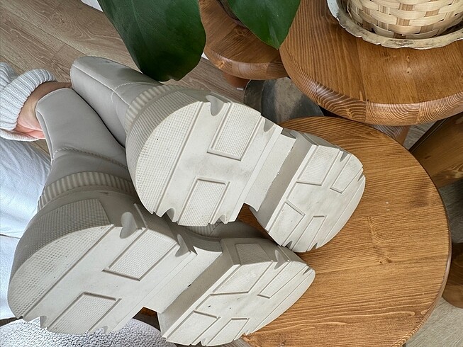 37 Beden beyaz Renk Bershka bot