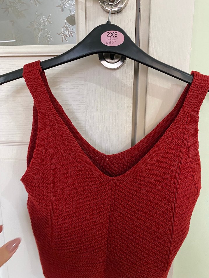 Kırmızı V Yaka Kısa Örgü Kadın Atlet - Görsel 3