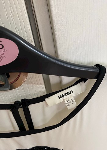 Beyaz Kısa Kollu Parlak Desenli Bluz - Görsel 5