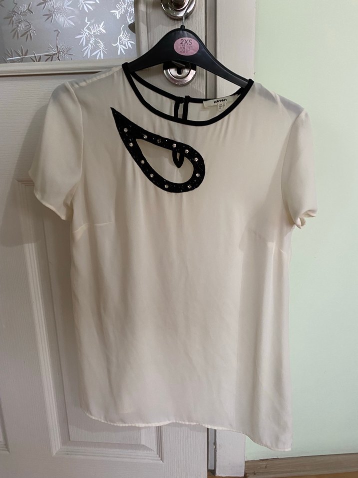 Beyaz Kısa Kollu Parlak Desenli Bluz - Görsel 2