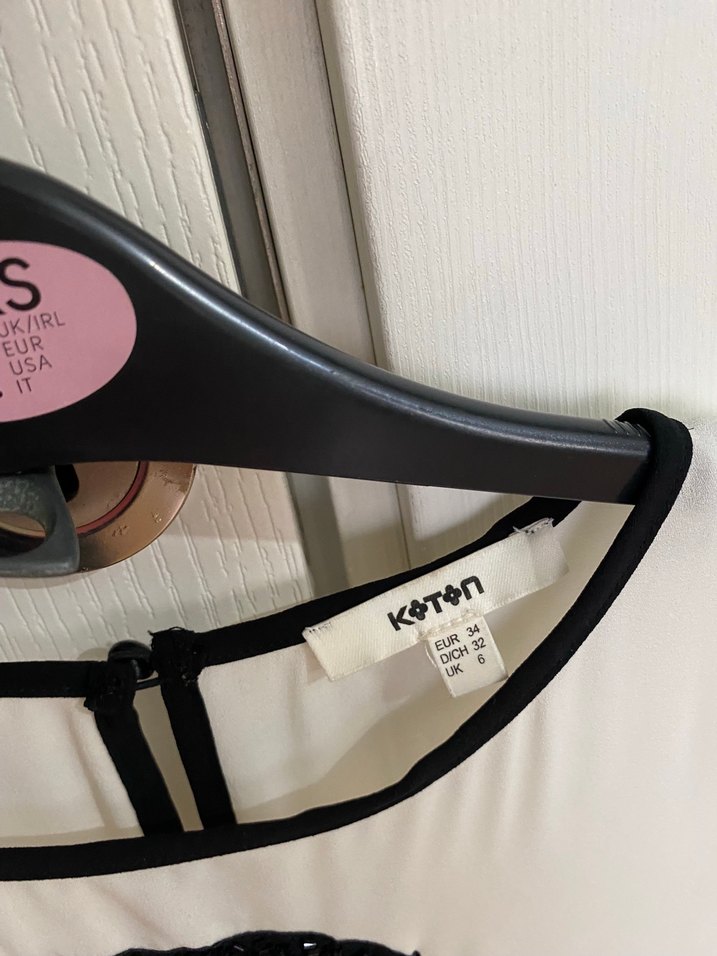 Beyaz Kısa Kollu Parlak Desenli Bluz - Görsel 5