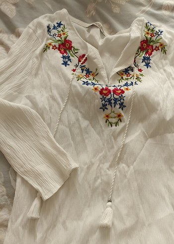 Nakışlı Beyaz V Yakalı Bohem Bluz - Görsel 2