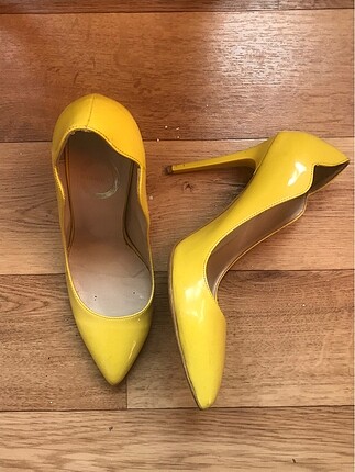 Sarı stiletto