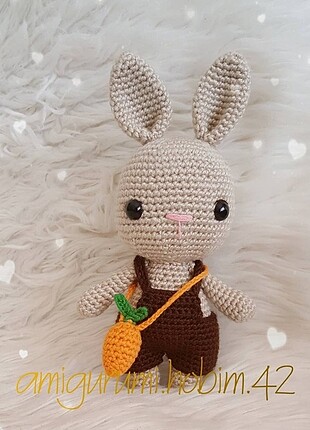 Amigurumi oyuncak tavşan