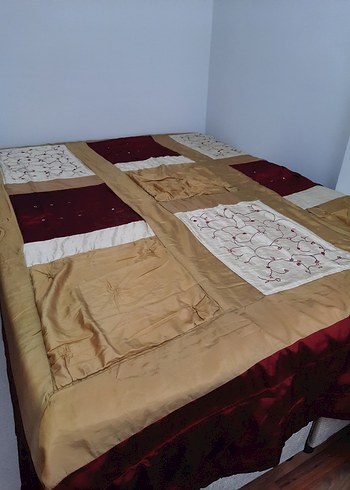 Bordo Nakışlı Parlak Yatak Örtüsü